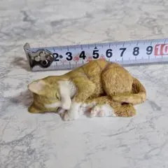 寝ている猫の置物 約10cm