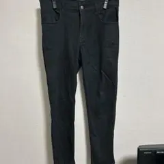 黒 スリムフィット デニムパンツ