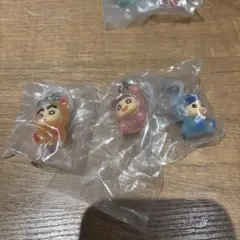 クレヨンしんちゃん　みんなでくまパジャマ　めじるしアクセサリー　ガチャ