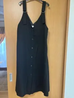 黒のVネックAラインジャンパースカート