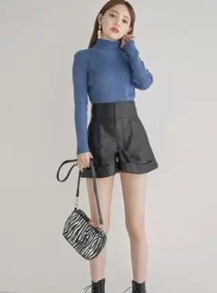 レザーショートパンツ