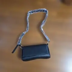 ブラックレザーショルダーバッグ 長さ調整でボディバッグにもなります