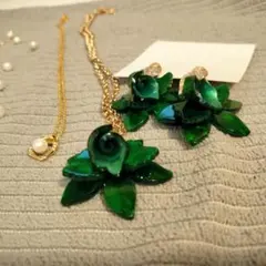 緑色の花のピアス、ネックレスと白い花のイヤリングとネックレスセット
