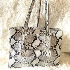 GUESSヘビ柄大きなショルダーバッグ／トートバッグ