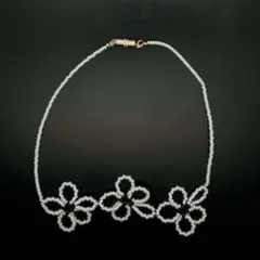 お花ビーズチョーカー　パールホワイト　ハンドメイド