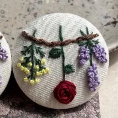 ハンドメイド　くるみボタン　刺繍　ブローチ