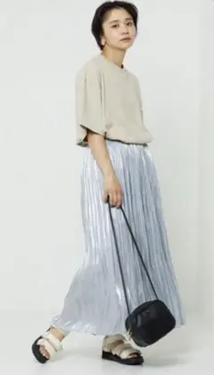 シャイニープリーツスカート