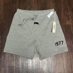 新品 XL ESSENTIALS LOGO スウェット ショートパンツ グレー - メルカリ
