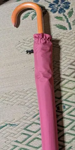 ピンクの折りたたみ傘 木製ハンドル