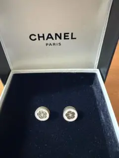 CHANEL 大理石調ホワイトベージュ カメリアピアス 箱付き - メルカリ