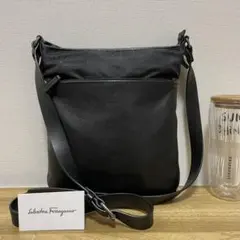 《極美品》Ferragamo（フェラガモ）レザー ショルダーバッグ ブラック 黒