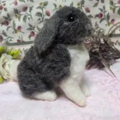 羊毛フェルト ロップイヤーうさぎ 置物 花飾り付きのサムネイル