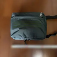 adidas ブラック ショルダーバッグ コンパクト