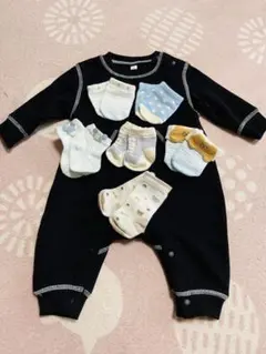 黒いロンパースと靴下セット