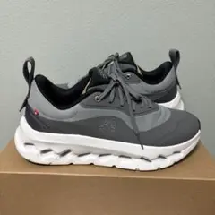 グレー スニーカー