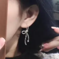 リボン アシンメトリー ジルコニア ピアス シルバー サージカルステンレス
