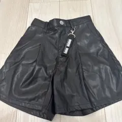 ブラック 合成皮革 ショートパンツ サイズ140
