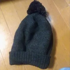 黒いポンポン付きニット帽