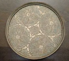 花模様の金属製プレート 約20cm