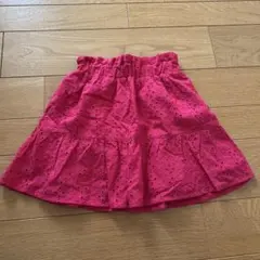ピンクの刺繍入りフレアスカート