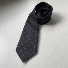 アクアスキュータム シルク幾何学模様 黒 ネクタイ 幅約8cm 英国製