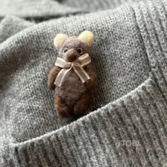 ハンドメイド　羊毛フェルト　ブローチ　くま　①