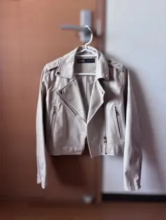 【美品】 ZARAのアイボリー 合成皮革 ライダースジャケット、ジッパーポケット