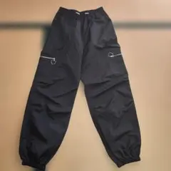 ブラック カーゴパンツ ハートチャーム付き　150㌢