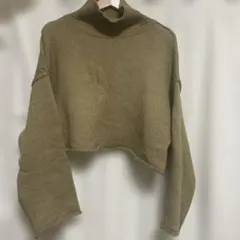 オリーブグリーン クロップドタートルネックニット