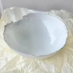 山下富生 ガラス菓子鉢 18cm 白 花形 玻璃の匠 共箱 夏の器 サラダ