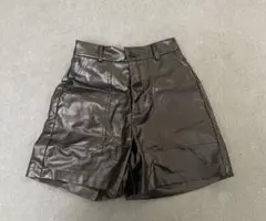 黒 合成皮革 ショートパンツ