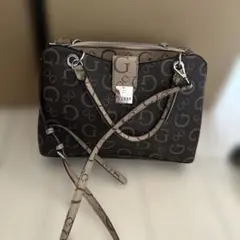 GUESS ロゴ入りブラウンバッグ