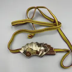 058 金属　扇形デザインの帯留め・根付