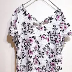 半袖シャツ ブラウス 背中開きデザイン ホワイト 花柄 きれいめ Vネック