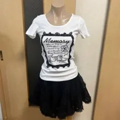 ホワイトTシャツとブラックミニスカートセットアップ