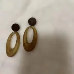 ベージュ アクリル オーバル型 イヤリング