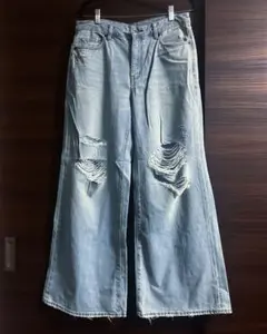 ライトブルーワイドデニム ダメージ加工