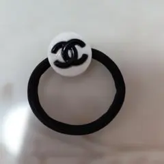 CHANEL ロゴ ヘアゴム ホワイト/ブラック　ノベルティ