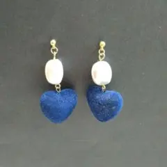 ネイビーブルー ハート型ピアス パール付き　1点物