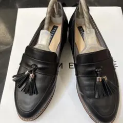 タッセル付き黒レザーローファー