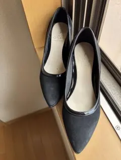 黒いスエードとエナメルのハイヒールのサムネイル