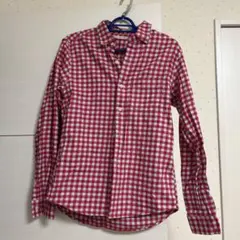 赤と薄グレーのチェック柄長袖シャツ
