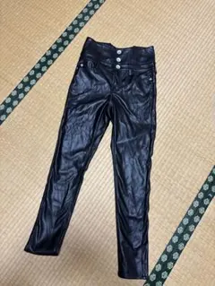 黒い合成皮革スキニーパンツ