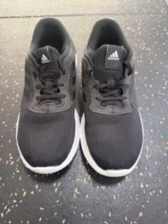 adidas 黒 スニーカー