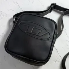 未使用級✨ DIESEL ショルダーバッグ エンボスロゴ ブラック 斜め掛けのサムネイル