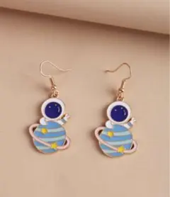 宇宙飛行士と惑星のピアス フックタイプ 揺れるかわいい レディースピアス 5cm