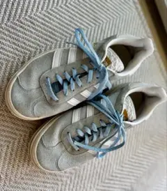 adidas グレー スエード 厚底スニーカー