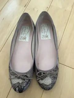 ヘビ柄バレエシューズ グレー系