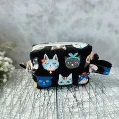 ねこ柄ボックスポーチ　コスメポーチ　ネコ　猫　スクエアポーチ　ミニポーチ