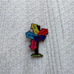 新品　ピンバッジ　ピンズ　ラペルピン　不思議の国のアリス　看板　方向矢印☆224